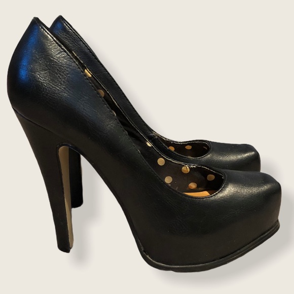 🛍 5 for $30 🛍 Black Platform Pumps - Picture 1 of 3